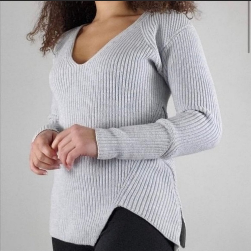 - Cabi women’s Deep V Neck Sweater Gray Cloud Side Zip Ribbed Knit Size small